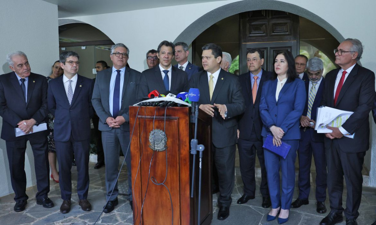 Ao lado de ministros, Alcolumbre promete colaboração com o governo/Agência Brasil Ao lado de ministros, Alcolumbre promete colaboração com o governo/Agência Brasil