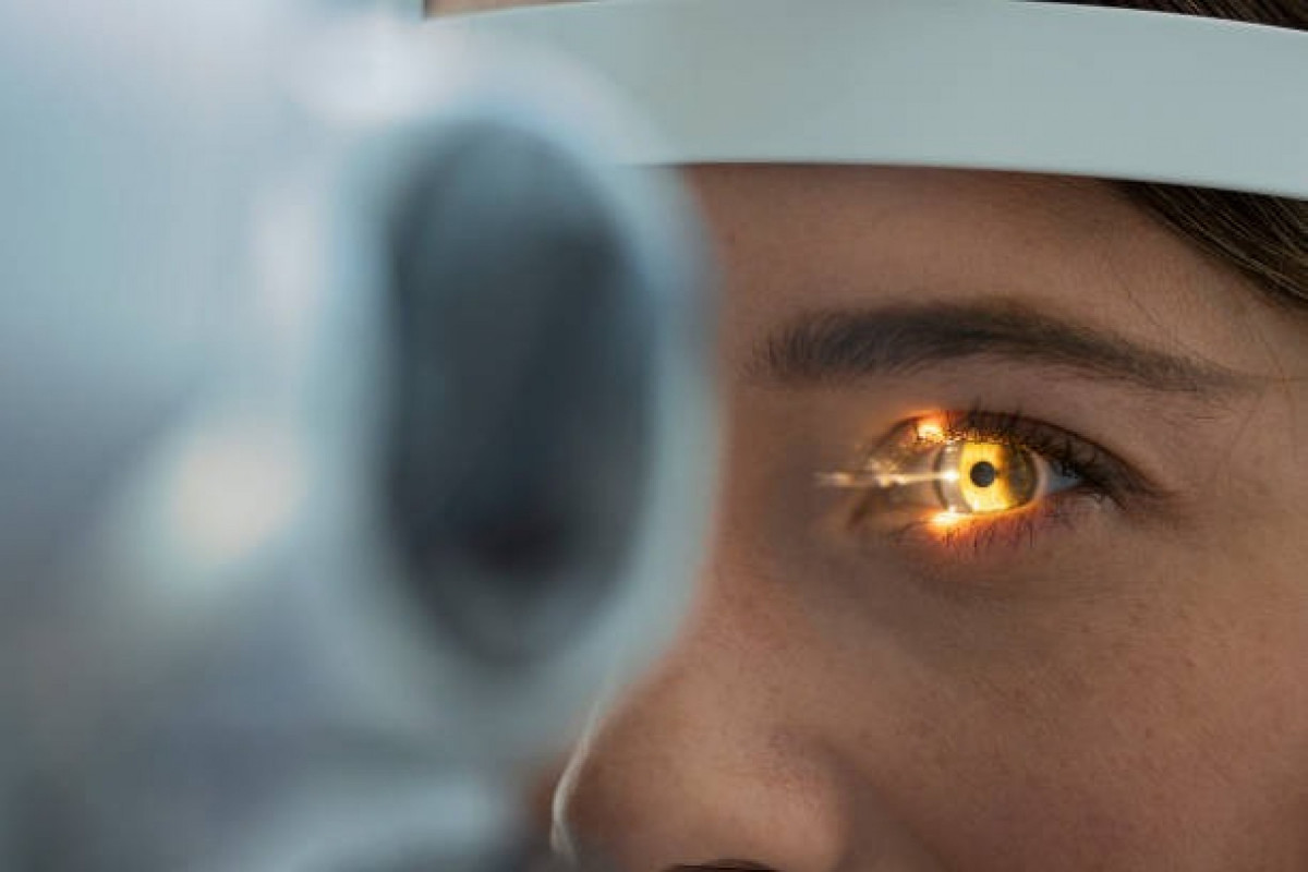 Mulher realizando exame de Glaucoma