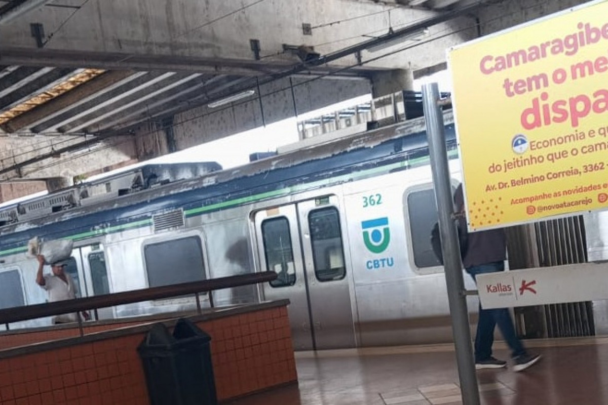 Trem ficou parado esperando chegada do IC para remover corpo /Redes Sociais Trem ficou parado esperando chegada do IC para remover corpo /Redes Sociais