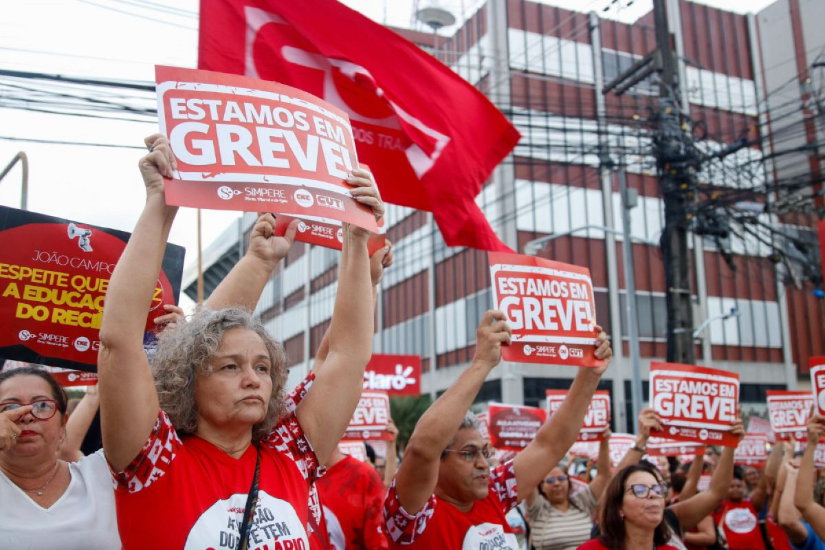 Professores da rede municipal deflagram greve no Recife