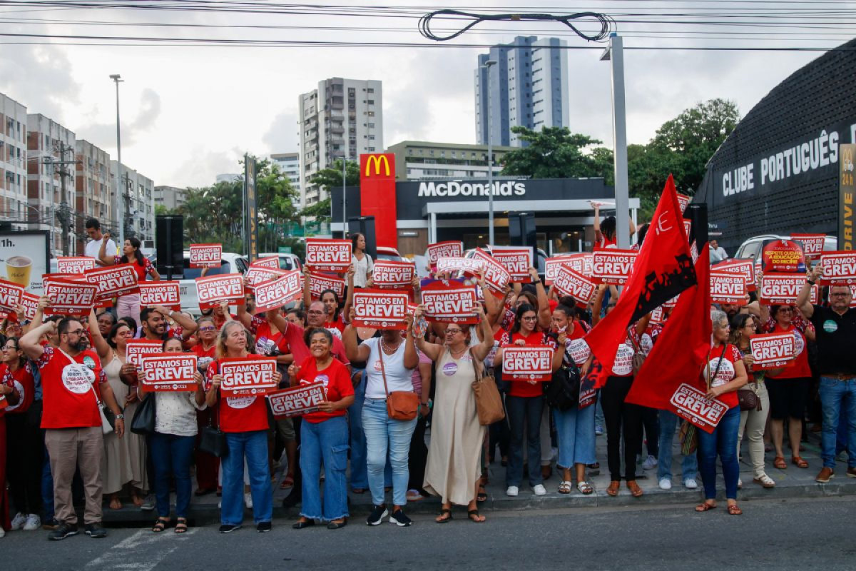 Professores da rede municipal deflagram greve no Recife