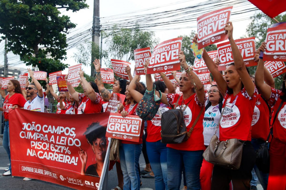 Professores da rede municipal deflagram greve no Recife