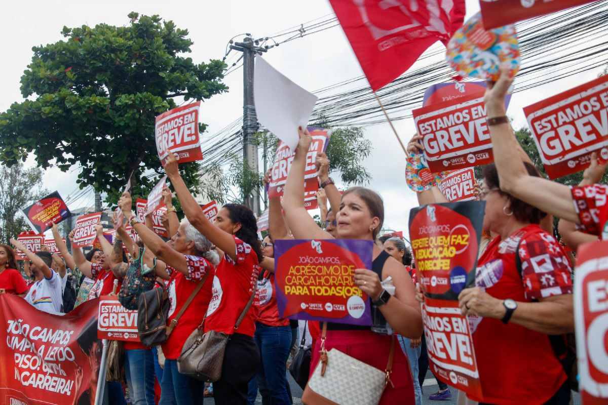 Professores da rede municipal deflagram greve no Recife