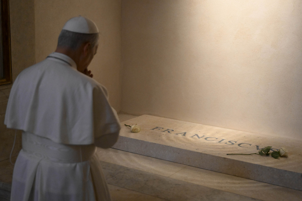 Papa Leão 14 visitando o túmulo de seu predecessor, o papa Francisco/Handout / VATICAN MEDIA / AFP Papa Leão 14 visitando o túmulo de seu predecessor, o papa Francisco/Handout / VATICAN MEDIA / AFP