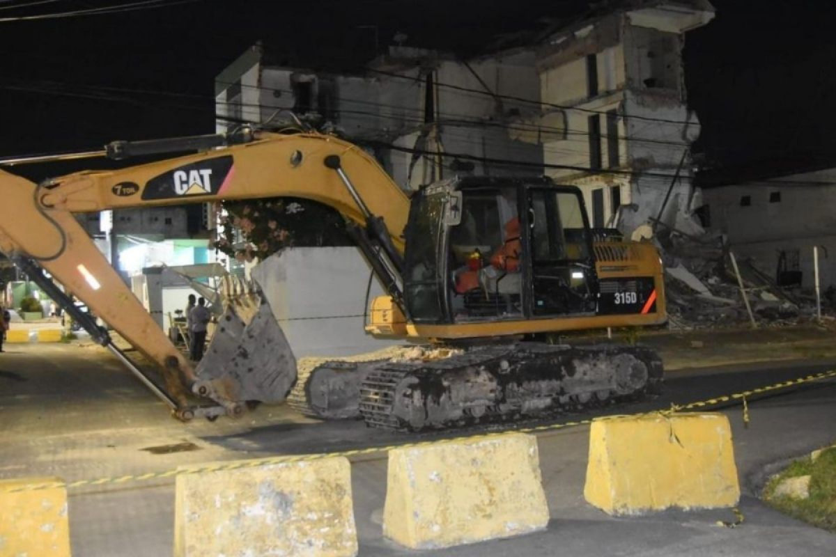 Prédio do tipo caixão desabou dois dias após ser interditado/Foto: Josué da Mata Prédio do tipo caixão desabou dois dias após ser interditado/Foto: Josué da Mata
